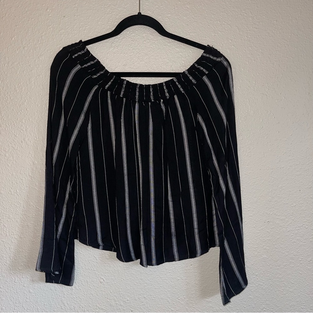 3/$20 🛍️ Striped Off-Shoulder Top